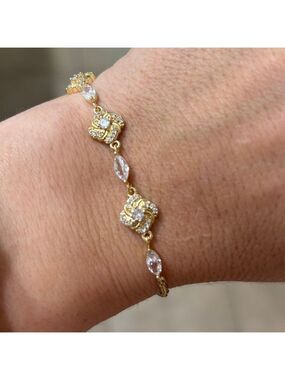 Pretty Bird Jewelry Elegant Gold Bracelet with rhinestones